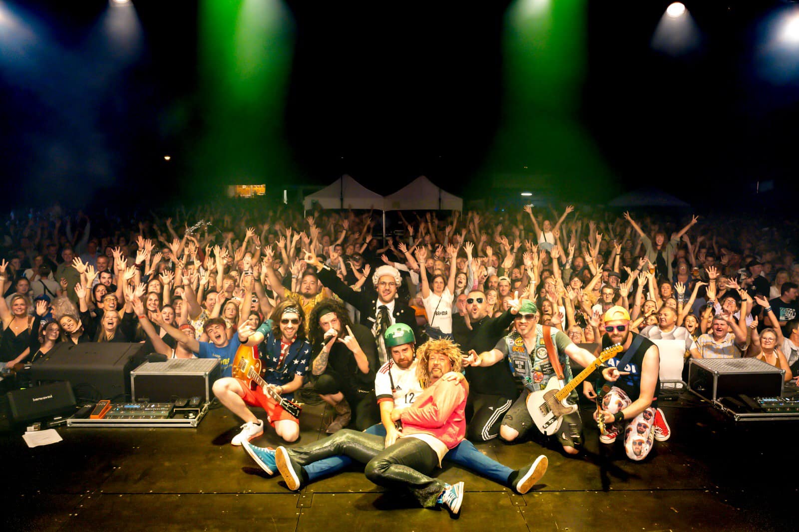 Band Marginal — Kings of the Party, live coverband Vlaanderen op podium met lichtshow en publiek